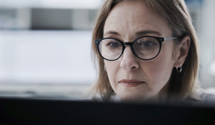 A woman reviews best practices for GenAI recordkeeping in healthcare and life sciences organizations.