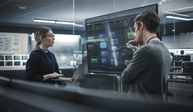 Two employees discuss operational resilience to avoid ICT incidents.